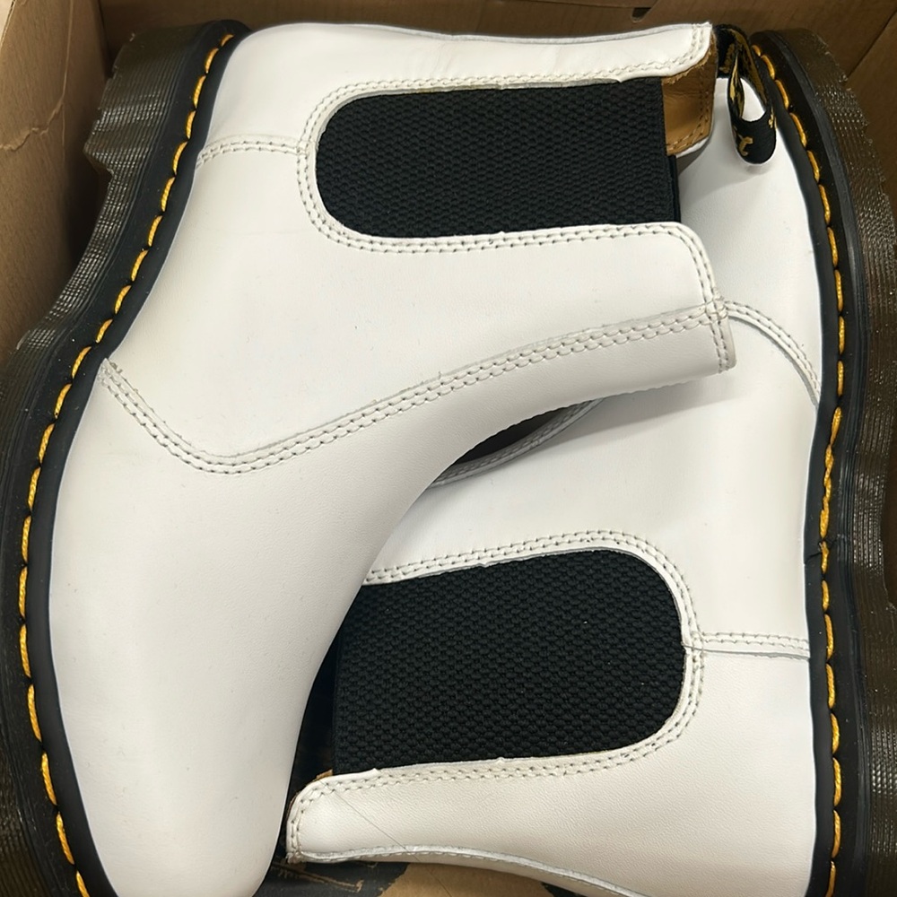 Dr. Martens 2976 YS Smooth Leather Chelsea White boots